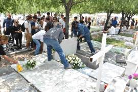 Familiares de Alejandro y Jesús, fallecidos en mitin de Movimiento Ciudadano en San Pedro Garza García, Nuevo León, les dan el último adiós en medio de llanto y dolor.