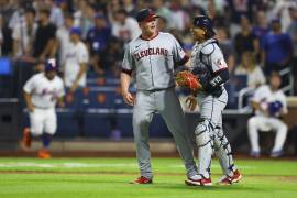 Nic Enright (izquierda) es símbolo de lucha, superación y entrega, dentro y fuera del terreno de juego.