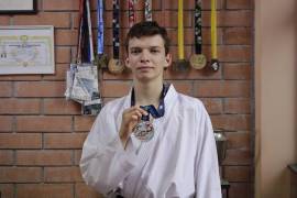 Emilio posa con su medalla de plata conseguida en la Competencia Centroamericana y del Caribe de Karate 2023, celebrada en Colombia.