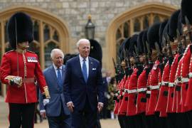 El presidente estadounidense, Joe Biden, revisa a los guardias reales junto con el rey Carlos III de Gran Bretaña en el Castillo de Windsor en Windsor, Inglaterra.