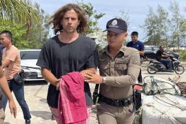 Un agente de la policía tailandesa escolta a Daniel Sancho Bronchalo, un ciudadano español sospechoso de asesinar y descuartizar a un cirujano colombiano enTailandia, el 7 de agosto de 2023.