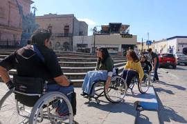 Participantes del taller experimentan diferentes condiciones de discapacidad a través del uso de sillas de ruedas y bastones.