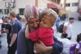 Una mujer palestina se despide de su hijo enfermo antes que parta de la Franja de Gaza a recibir atención médica en el extranjero, en Jan Yunis, en el sur de la Franja.