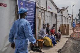 Niños que contrajeron la viruela símica esperan ser atendidos en una clínica en Munigi, en el este de la República Democrática del Congo.