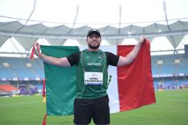 Luis Carlos López celebra la medalla de oro en el Mundial de Paratletismo 2025 en Nueva Delhi, tras romper el récord de lanzamiento de disco F37 con 56.59 metros, colocando a México en lo más alto del podio internacional.