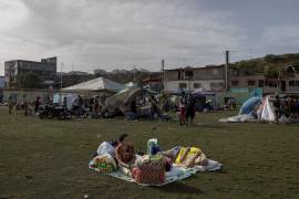 Un campamento provisional en La Guaira establecido para los damnificados de los sismos. El gobierno ha abierto refugios, pero la necesidad sigue siendo alta.