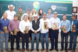 La entrega de los reconocimientos se llevó a cabo en la sala de Cabildo de la Presidencia Municipal. FOTO: CORTESÍA