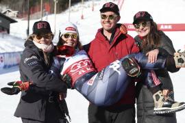 Taylor Shiffrin, hermano de Mikaela Shiffrin, su cuñada y su madre celebraron con Mikaela tras romper el récord de victorias en Copas del Mundo al ganar el slalom y llegar a 87 triunfos el sábado 11 de marzo del 2023.