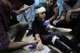 Un niño palestino herido por ataques israelíes es atendido en el hospital al-Aqsa Martyrs, en Deir al Balah.