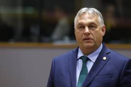 El Primer Ministro de Hungría, Viktor Orban, espera el inicio de una mesa redonda en una cumbre de la UE en Bruselas.
