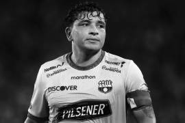 Mario Pineida, futbolista del Barcelona de Guayaquil, fue asesinado junto a su esposa tras recibir al menos 15 disparos en una carnicería del norte de la ciudad. Autoridades investigan el ataque.