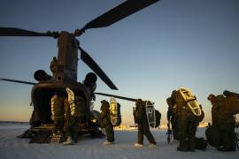 Soldados canadienses equipados con raquetas de nieve suben a un helicóptero Chinook durante el ejercicio Operación Nanook-Nunalivut en los Territorios del Noroeste.