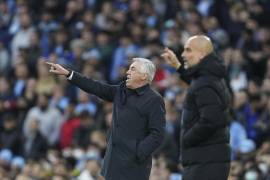 El entrenador del Real Madrid, Carlo Ancelotti y el director técnico del Manchester City, Pep Guardiola, dan instrucciones desde la línea lateral durante la semifinal de la Liga de Campeones, en el partido de ida.