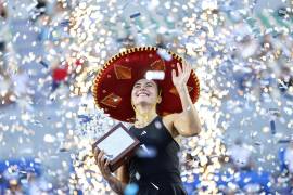 Iva Jovic celebra emocionada tras conquistar su primer título WTA en el Guadalajara Open Akron 2025.