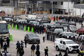 Alrededor de 16 autobuses de la Normal Rural de Ayotzinapa llegaron a la caseta de Tlalpan, en la autopista México-Cuernavaca, con la intención de ingresar a la CDMX