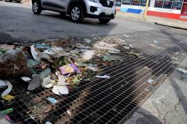 Cada año se evidencia que en Saltillo, aunque se obtienen reconocimientos internacionales por los sistemas de limpieza y recolección de basura, la basura que deja la ciudadanía en las calles genera problemas.