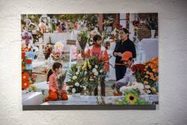 Sin altares ni desfiles: Expo de fotografía muestra un Día de Muertos tradicional en Saltillo