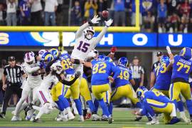 Los Ángeles cortó a Harrison Mevis (92) después de que fallara un gol de campo de 50 yardas y le bloquearan otro de 48 en tiempo extra, durante la derrota por 37-34 frente a los Bills.