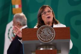 Rocío Nahle, secretaría de Energía, durante una conferencia matutina; a sus espaldas el Presidente de México.