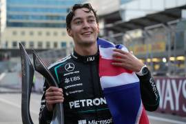 George Russell resistió el ataque final de Max Verstappen y conquistó el GP de Azerbaiyán por apenas 0.196 segundos; Checo Pérez finalizó en la posición 15.