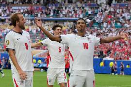 El mediocampista Jude Bellingham festeja la anotación con la que la Selección de Inglaterra rescató el partido y clasificó a las Semifinales del Mundial 2026 en la ronda de Cuartos de Final.
