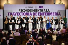 Personal de enfermería recibió homenajes por su trayectoria y años de servicio durante el festejo estatal realizado en Coahuila.