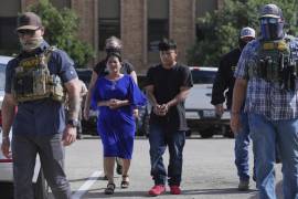 Agentes federales escoltan a una familia a la que detuvieron en una corte de inmigración en San Antonio, Texas, el 22 de julio del 2025.