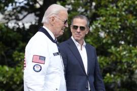 El presidente Joe Biden camina junto a su hijo Hunter Biden, rumbo al helicóptero Marine One en el jardín sur de la Casa Blanca, en Washington. FOTO: AP.