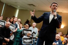 El candidato demócrata al Senado de Estados Unidos, James Talarico, habla en un mitin de campaña, el lunes 13 de julio de 2026, en Eagle Pass, Texas.