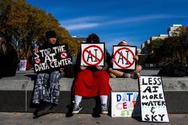 Manifestantes se reúnen frente a la Legislatura de Alberta como parte de un movimiento de protesta más amplio contra los centros de datos de IA en Edmonton, el sábado 3 de octubre de 2026.