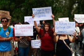Aspirantes a ingresar a la UNAM, acompañados por sus familiares, exigieron respeto a los resultados del examen de admisión.