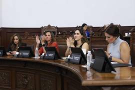 La diputada Guadalupe Oyervides (segunda de izq. a der.), dijo que, hasta ese momento, los documentos requeridos aún no habían sido entregados al Congreso.