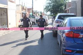 Autoridades municipales y estatales acudieron al domicilio ubicado en la colonia Oceanía, donde un hombre de 56 años fue localizado sin vida tras sufrir una caída al exterior de su vivienda.