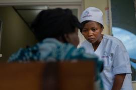 La doctora Elizabeth Furaha, directora médica de Karibuni wa Mama, habla con una familiar de un paciente en el hospital de Sofepadi en Bunia, en República Democrática del Congo.