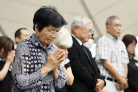 Gente guarda un minuto de silencio durante una ceremonia por el 81 aniversario de la explosión de una bomba atómica estadounidense, en el Parque de la Paz de Nagasaki, en el sur de Japón, el domingo 9 de agosto de 2026.