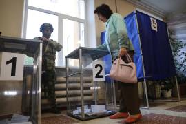 Un votante deposita su voto durante las elecciones parlamentarias de Rusia en Donetsk, la zona de la región de Donetsk controlada por Rusia, en Ucrania.