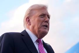 El presidente Donald Trump habla con periodistas tras su llegada en el Air Force One al Aeropuerto Internacional de Palm Beach en West Palm Beach, Florida.