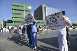Trabajadores de la salud se congregaron en el bulevar Venustiano Carranza en Saltillo para protestar por la decisión de Coahuila de no adherirse al programa IMSS Bienestar.