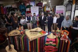 Con música de banda y pastel, celebraron los 66 años de servicio del Mercado Juárez de Saltillo.