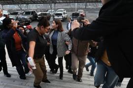 Tania Flores Guerra arribó al Centro de Justicia Penal de Saltillo para comparecer ante un juez, en medio de un fuerte operativo.