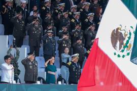 Miles de personas se reúnen en el Zócalo para presenciar el Desfile Cívico-Militar por el 216 aniversario de la Independencia.