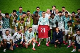 Los futbolistas de la Selección de Portugal celebran el pase en el Mundial 2026 mostrando la playera de Diogo Jota, en un emotivo gesto de apoyo tras la polémica victoria sobre Croacia.
