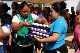 Familias beneficiadas reciben cartones de huevo y leche en el evento del Programa Alimentario organizado por Mejora Coahuila.