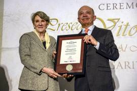 Entregan la Presea Vito Alessio Robles a la historiadora Margarita Menegus Bornemann