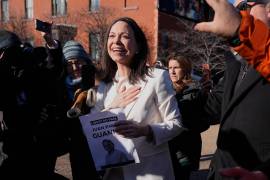 La líder opositora venezolana María Corina Machado saluda a sus simpatizantes en la Avenida Pensilvania, cerca de la Casa Blanca, tras reunirse con el presidente Donald Trump. FOTO: AP.