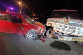 Tres vehículos resultaron con daños totales tras el fuerte impacto registrado a las 20:00 horas.