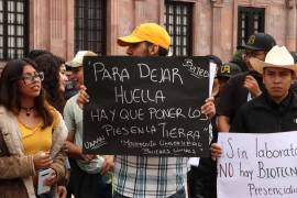 Aproximadamente 40 alumnos de la UAAAN se manifestaron en el centro histórico para exigir el regreso a las clases presenciales, interrumpidas debido a una huelga en la institución.