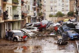 Un año de lluvia cayó en sólo ocho horas el martes por la noche, destruyendo carreteras, vías férreas y puentes a medida que los ríos se desbordaban