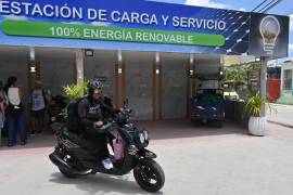 Un motociclista se aleja luego de recargar su vehículo eléctrico en una estación en Santa Clara, Cuba, el sábado 2 de mayo de 2026.