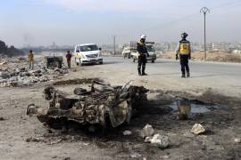 En esta imagen proporcionada por los Cascos Blancos, trabajadores de la defensa civil siria inspeccionan la zona de un coche bomba que mató al menos a 19 personas e hirió a docenas. FOTO: